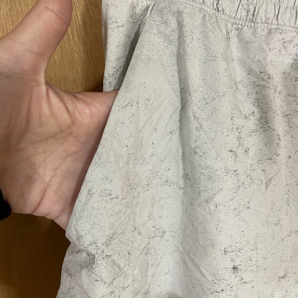 LULULEMON-Pace Breaker Linerless Short 
Gravel Dust White Opal Lunar Rock - Picture 6 of 7